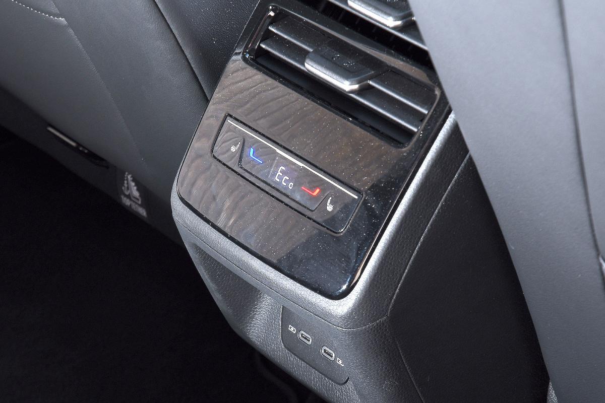 Volkswagen ID 7 Tourer rear air-con controls