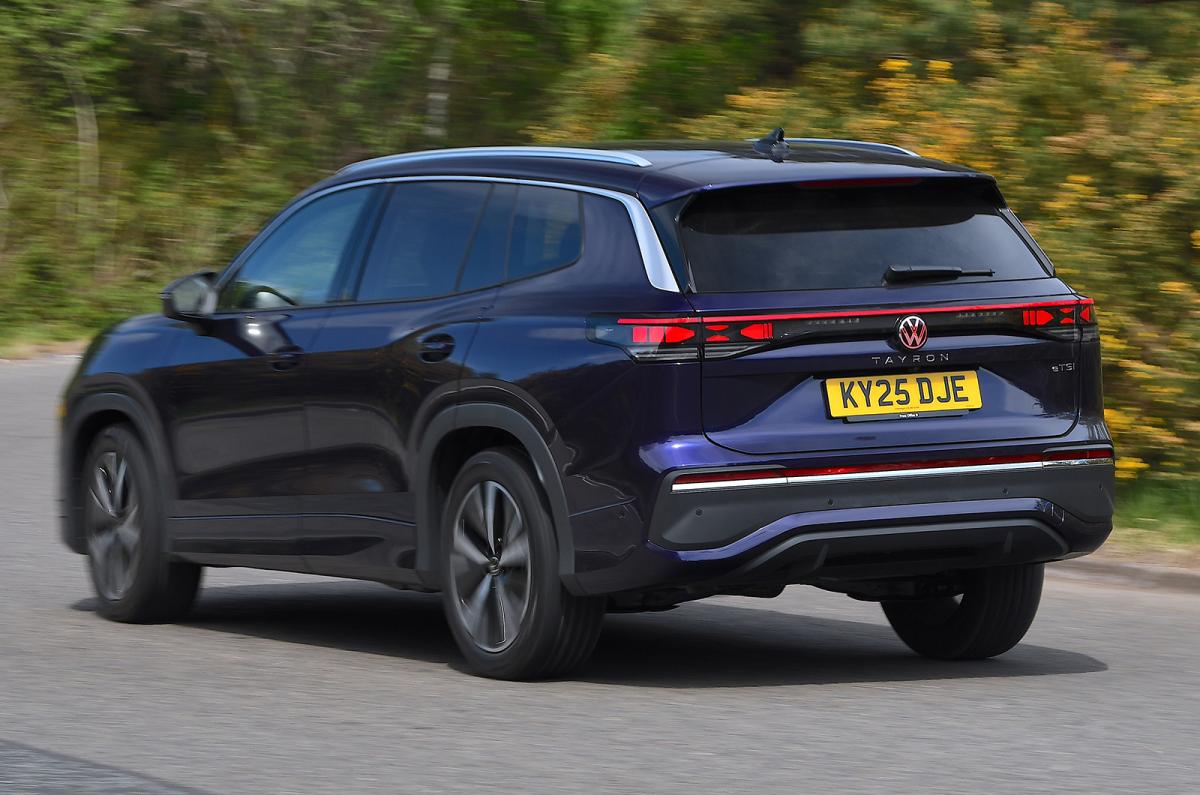 Volkswagen Tayron driving rear left
