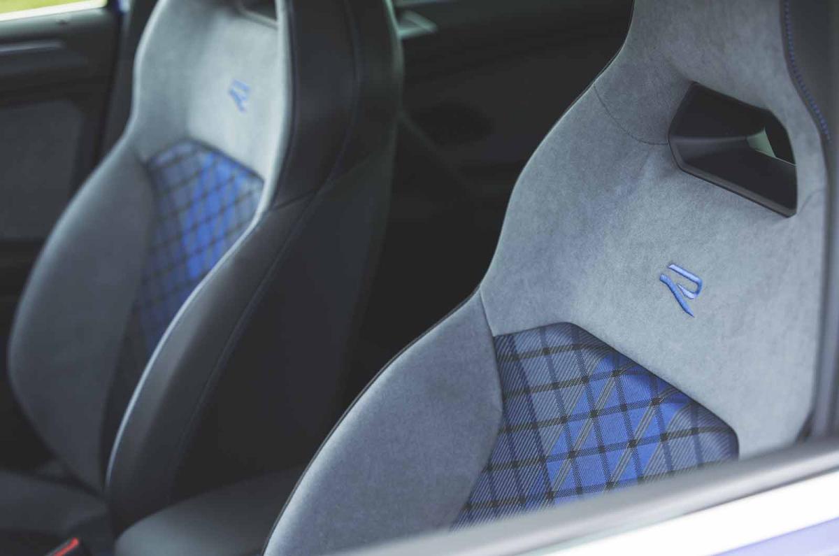Volkswagen Tiguan R 2021 front seats