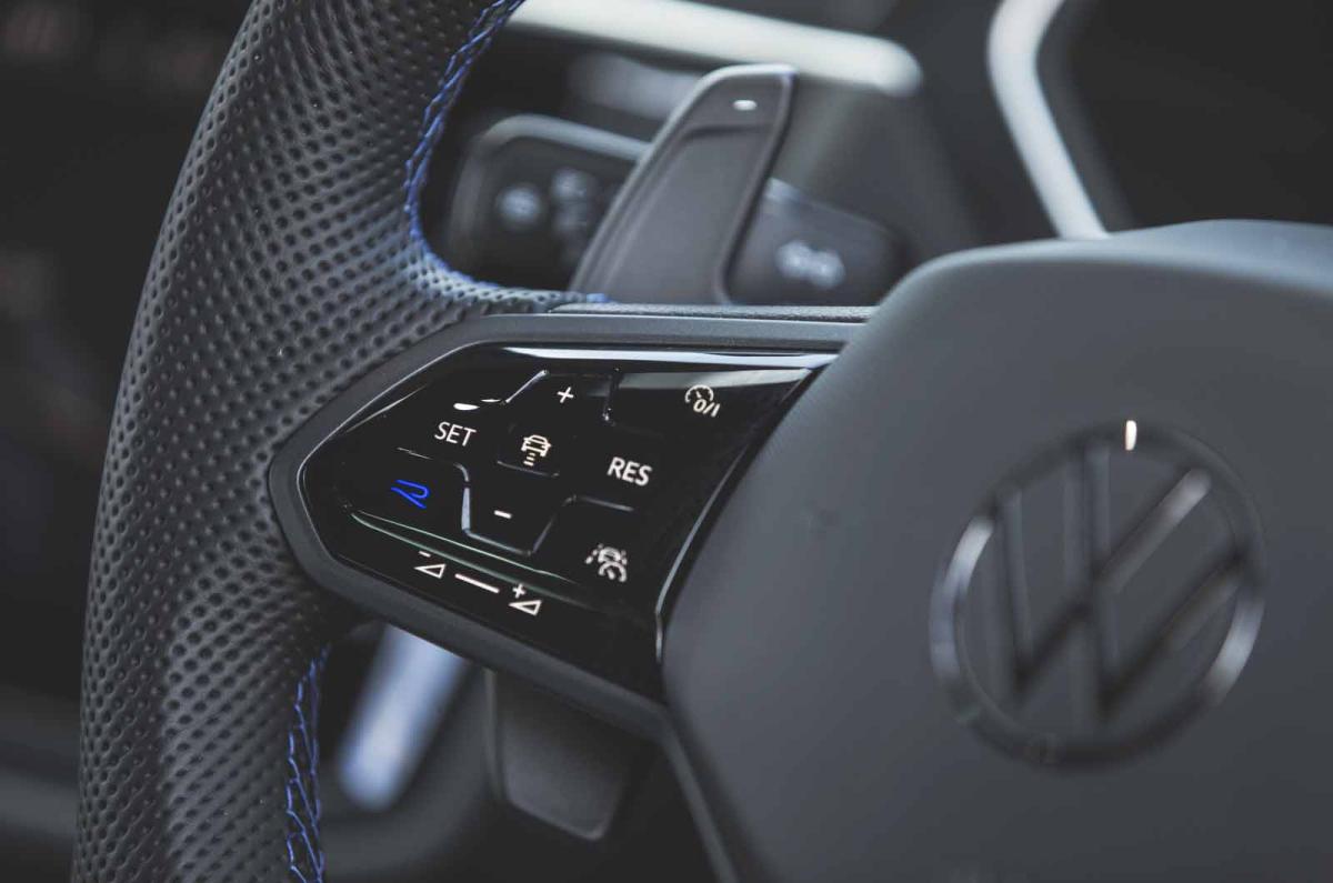 Volkswagen Tiguan R 2021 steering wheel buttons