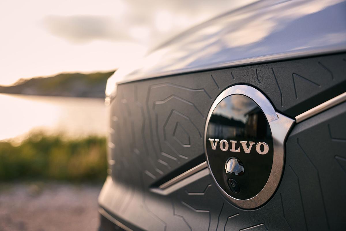 Volvo EX30 Cross Country front detail