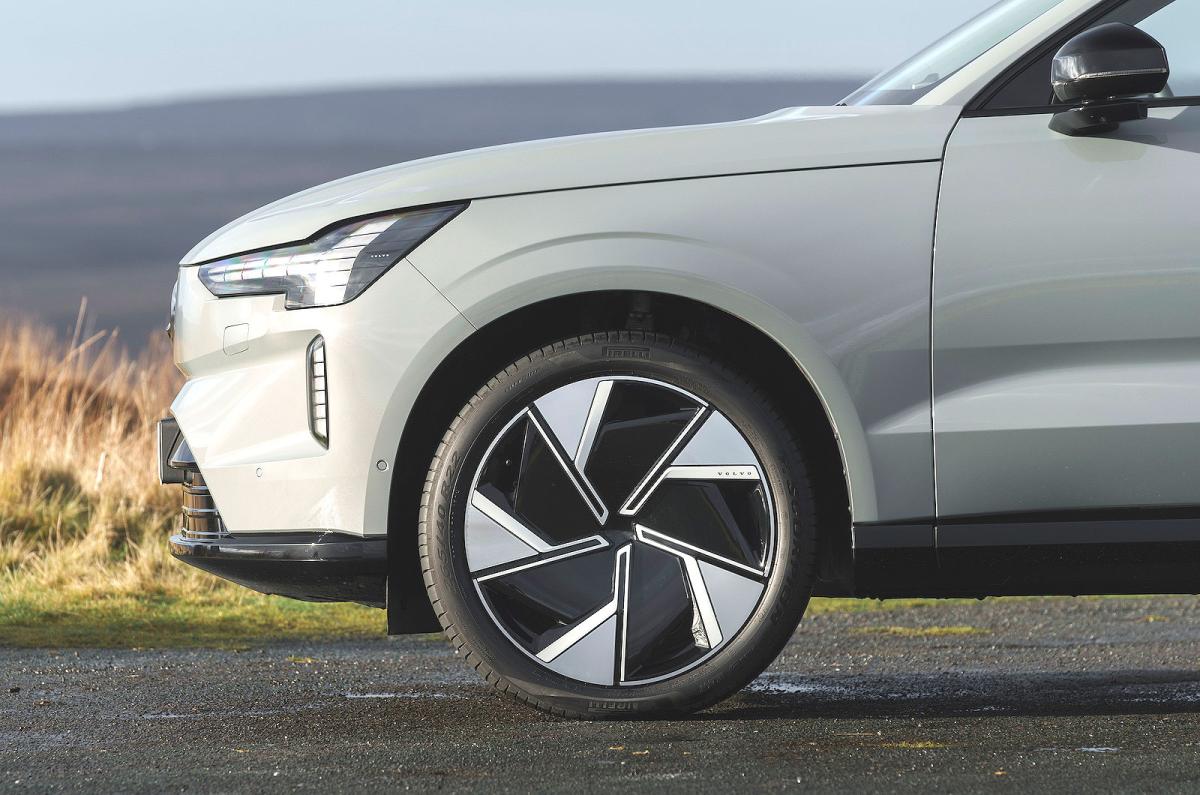 Volvo EX90 alloy wheel