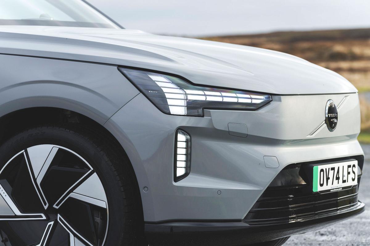 Volvo EX90 front detail