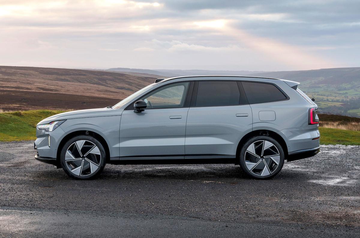 Volvo EX90 left static