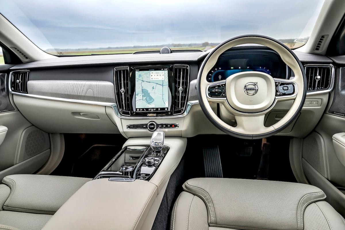 Volvo V90 dashboard