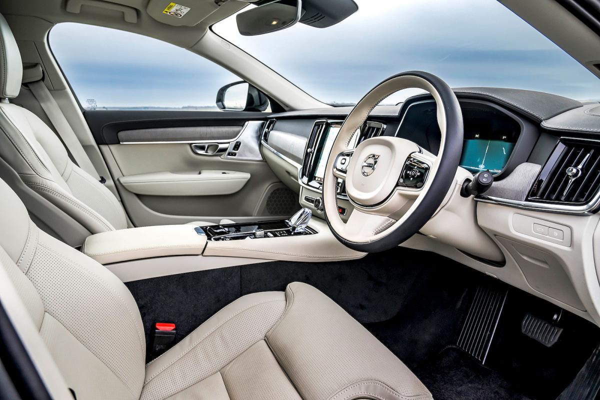 Volvo V90 front seats