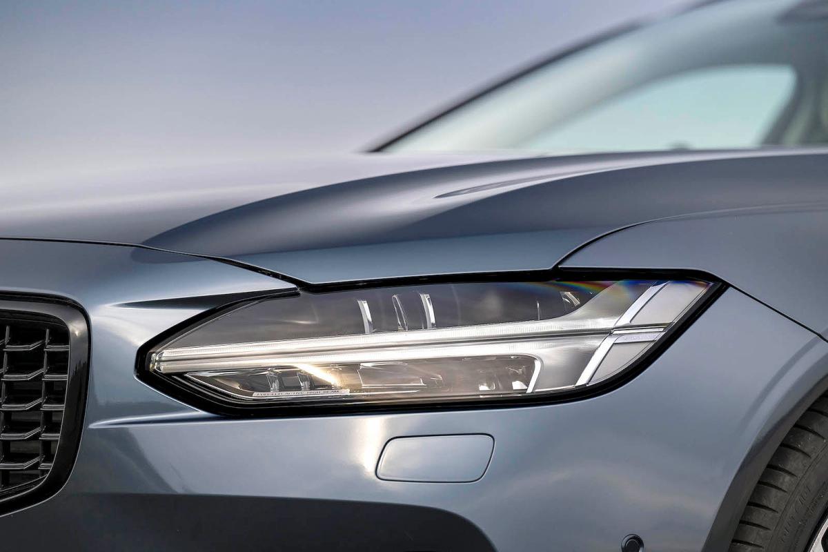 Volvo V90 headlights