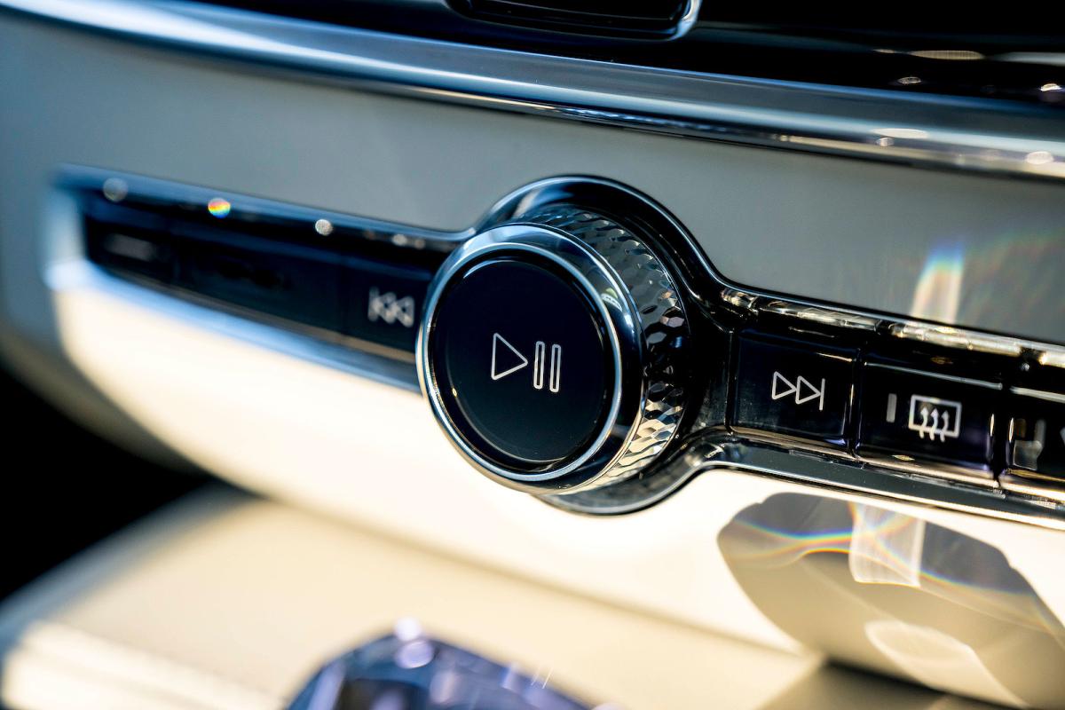 Volvo V90 interior controls