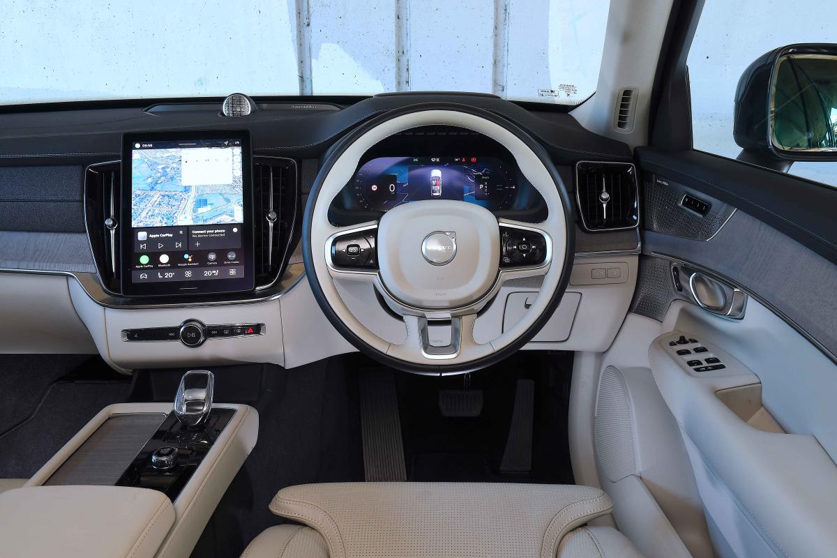 Volvo XC90 interior 