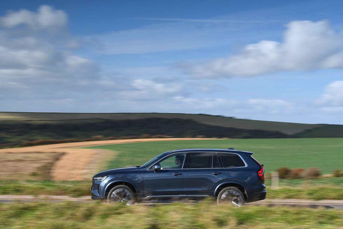 Volvo XC90 side profile dynamic