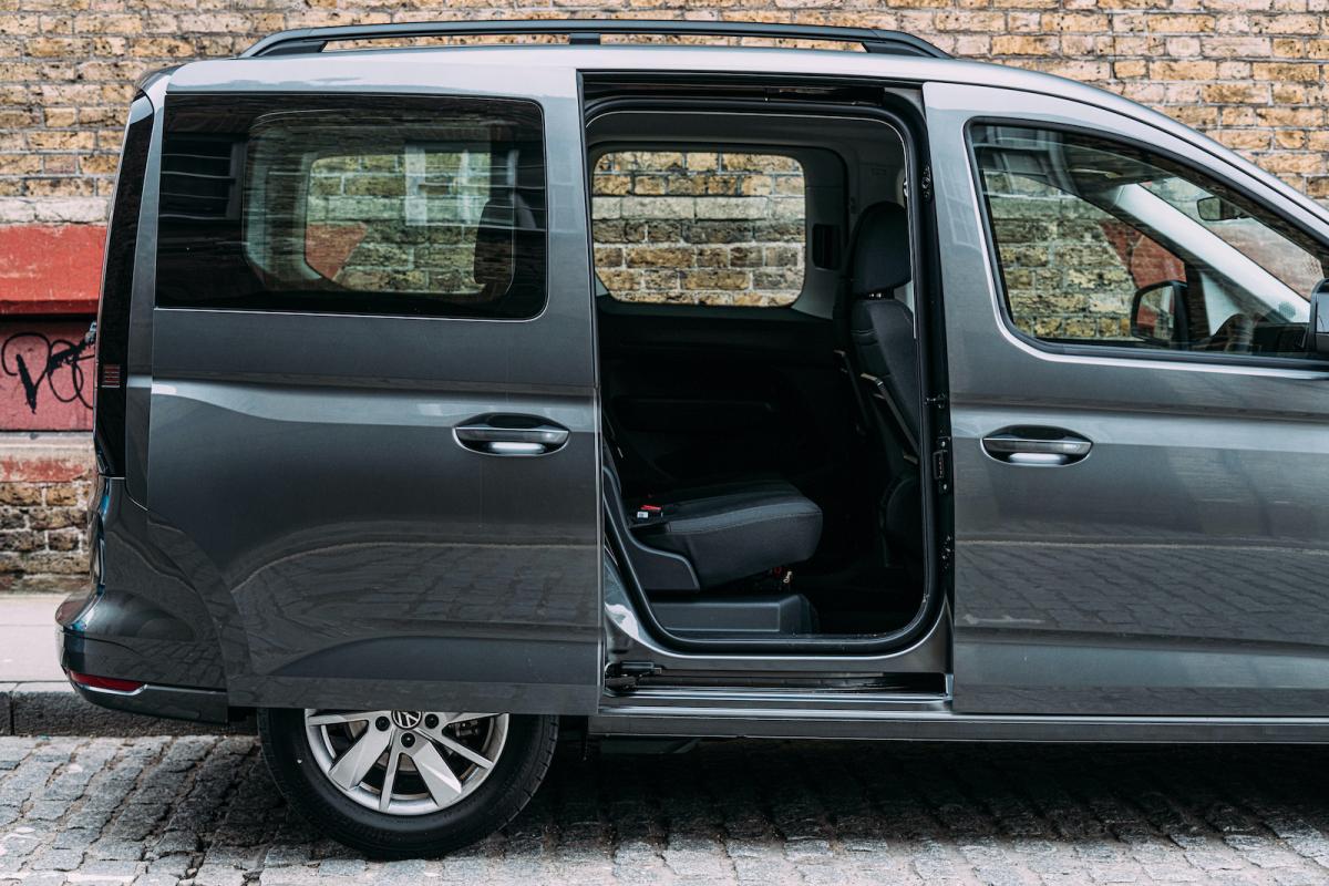 VW Caddy 2022 side door open