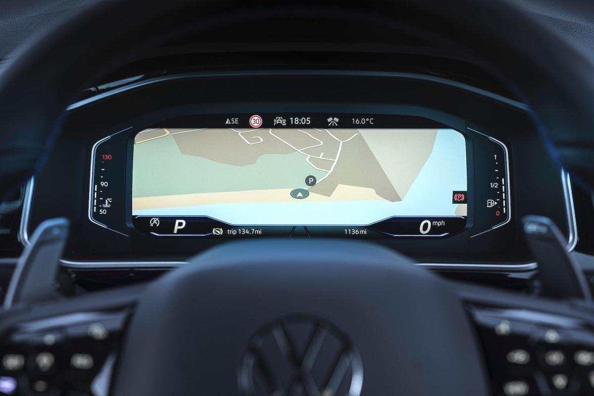 VW T-Roc R driver display
