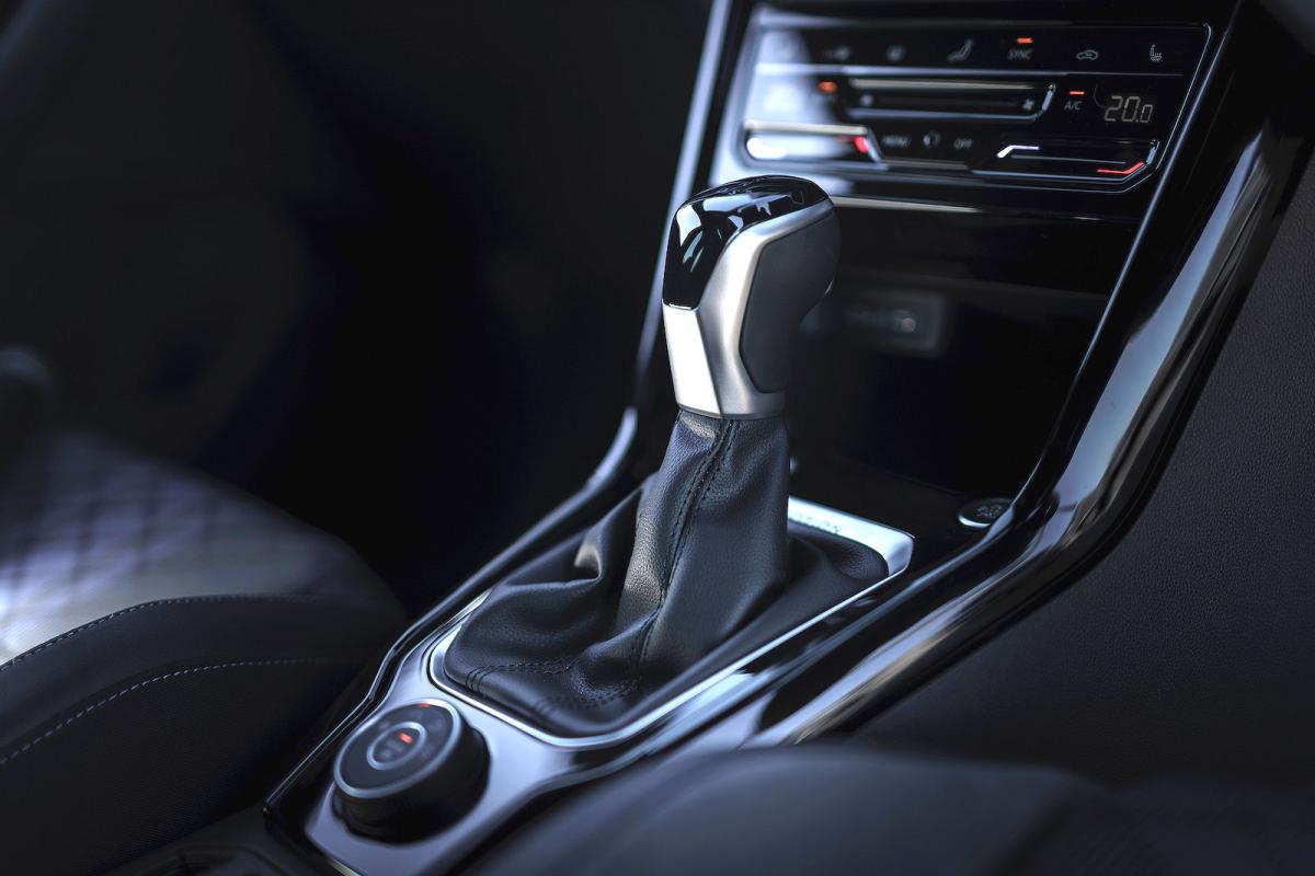 VW T-Roc R gearstick