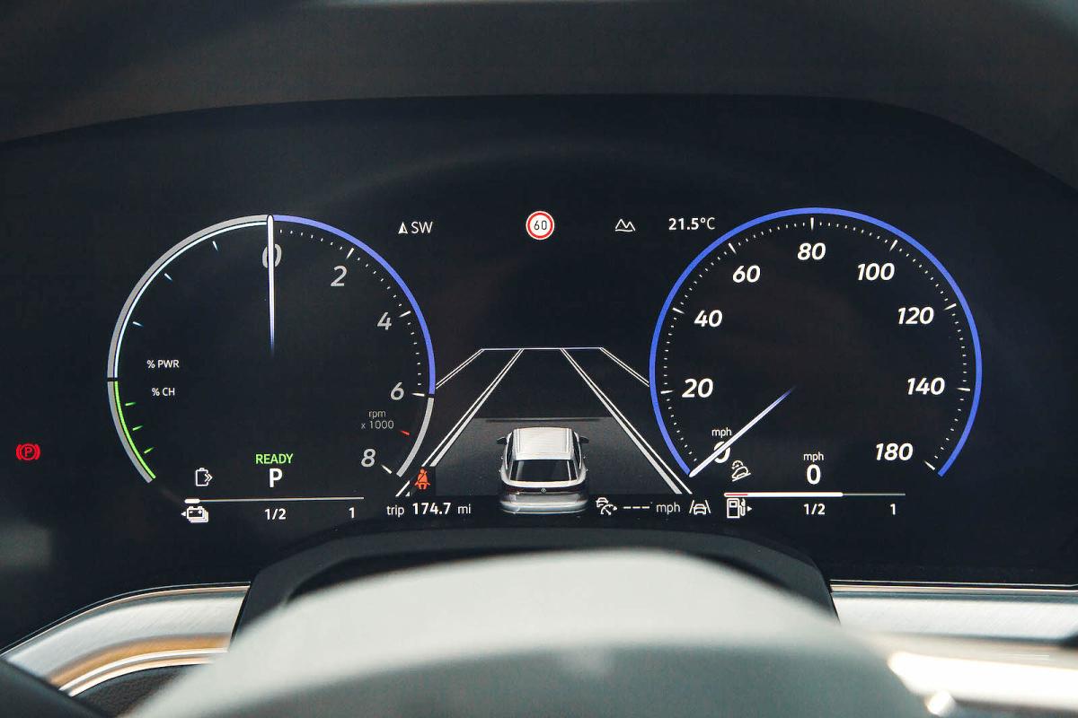 VW Touareg driver display