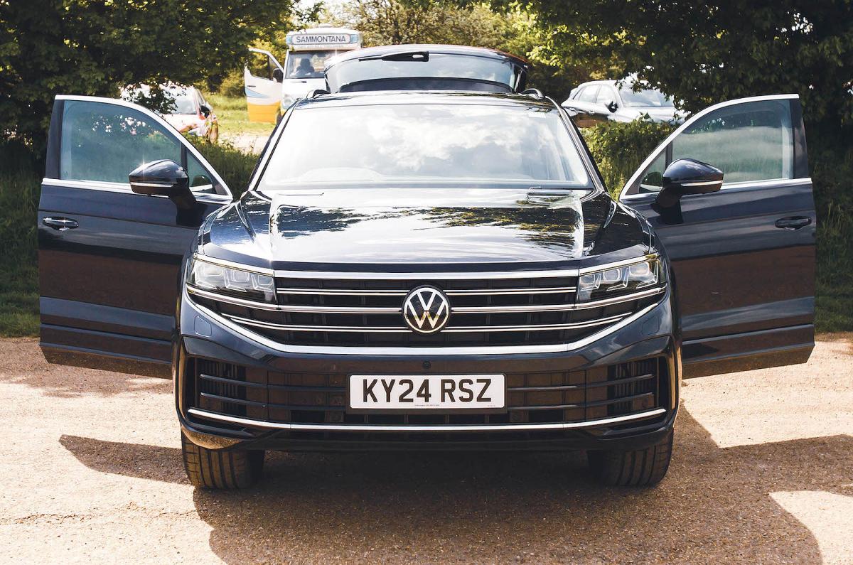 VW Touareg front static doors open