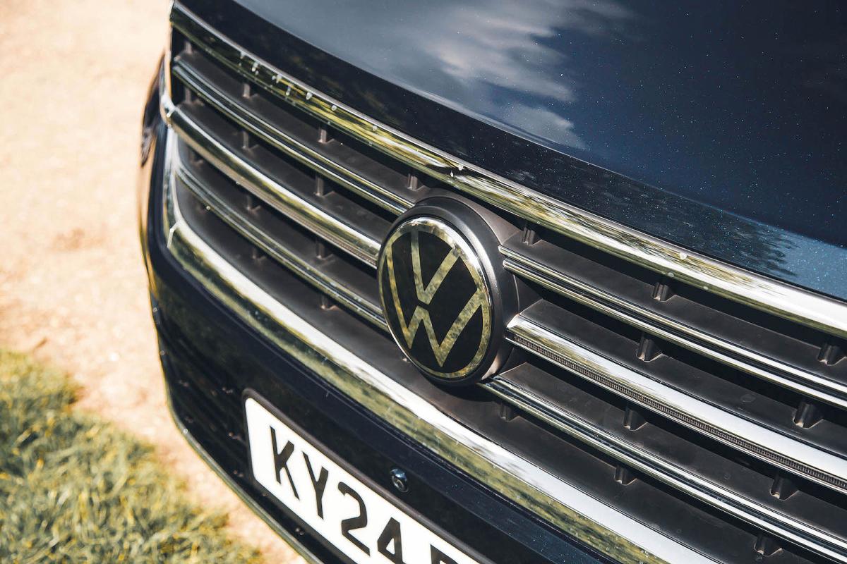 VW Touareg grille detail