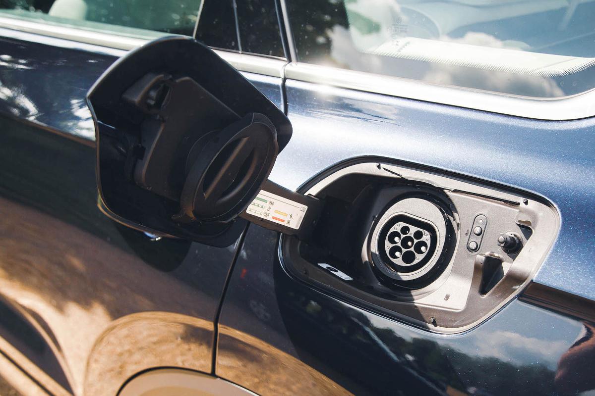 VW Touareg charging socket