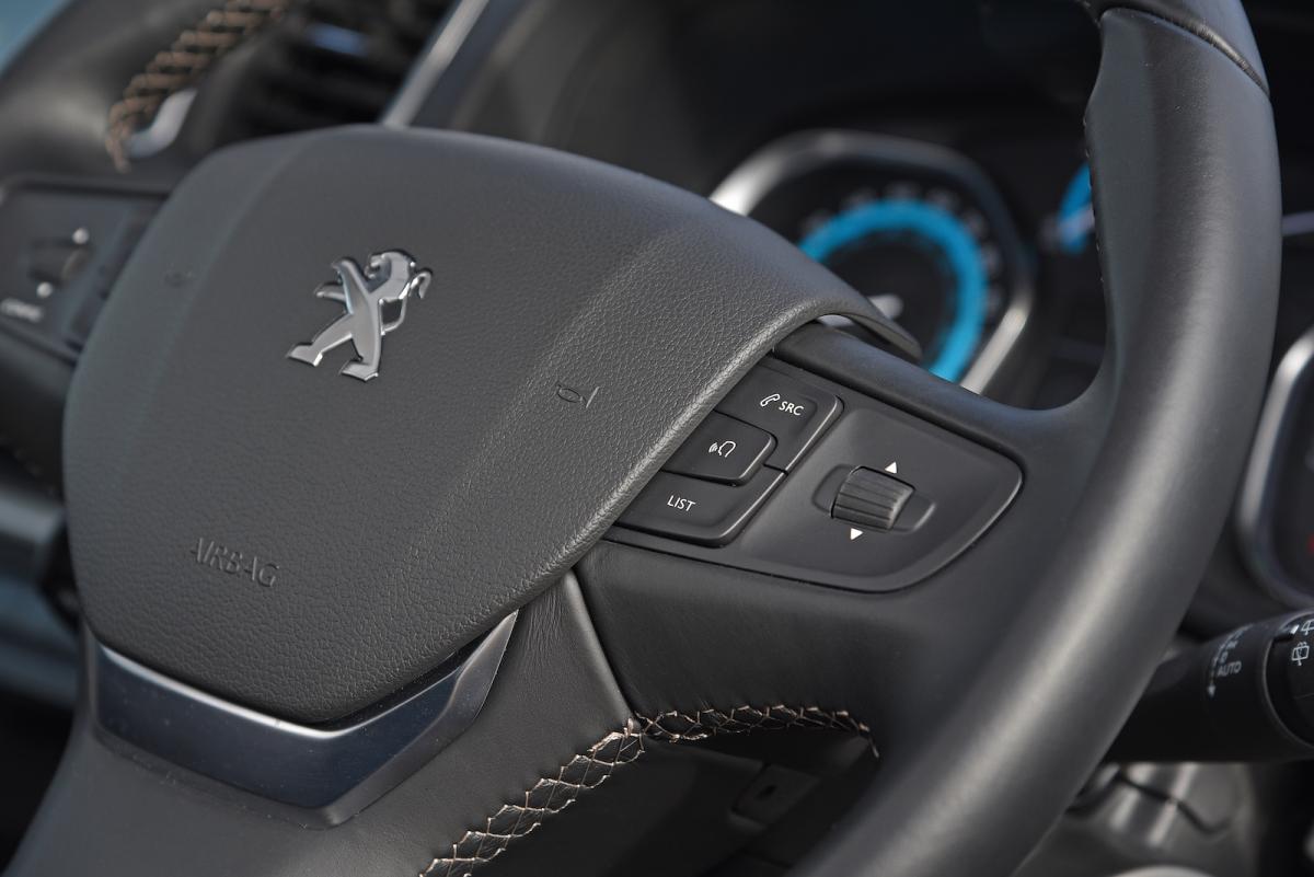 Peugeot e-Traveller 2022 interior steering wheel detail