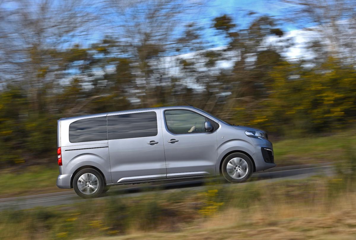 Peugeot e-Traveller 2022 right tracking