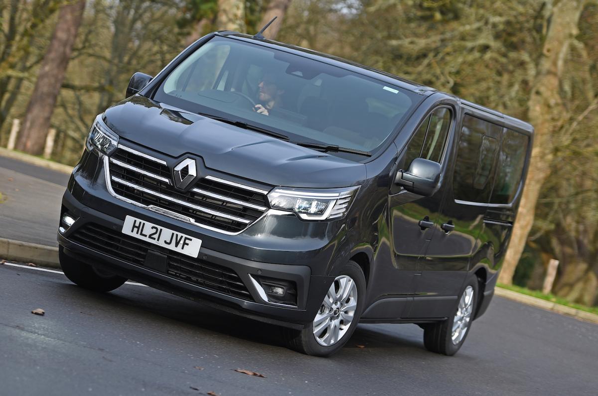 Renault Trafic Passenger 2022 front cornering