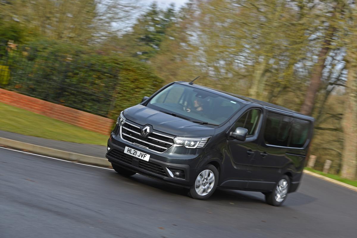Renault Trafic Passenger 2022 front cornering