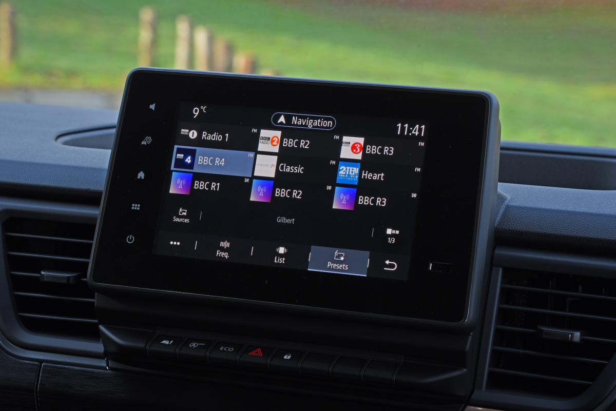 Renault Trafic Passenger 2022 interior infotainment