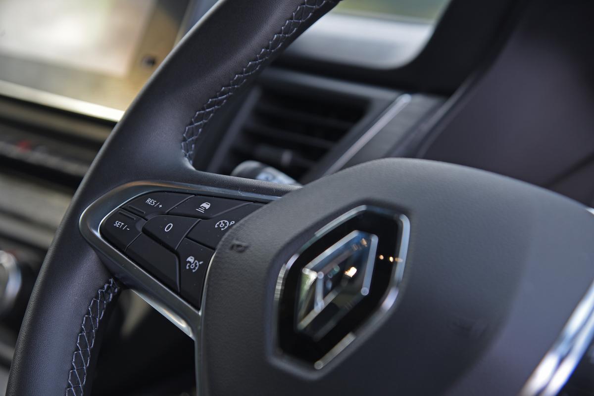 Renault Trafic Passenger 2022 interior steering wheel detail