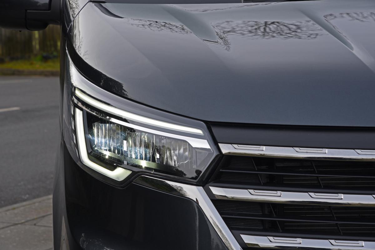 Renault Trafic Passenger 2022 headlight detail