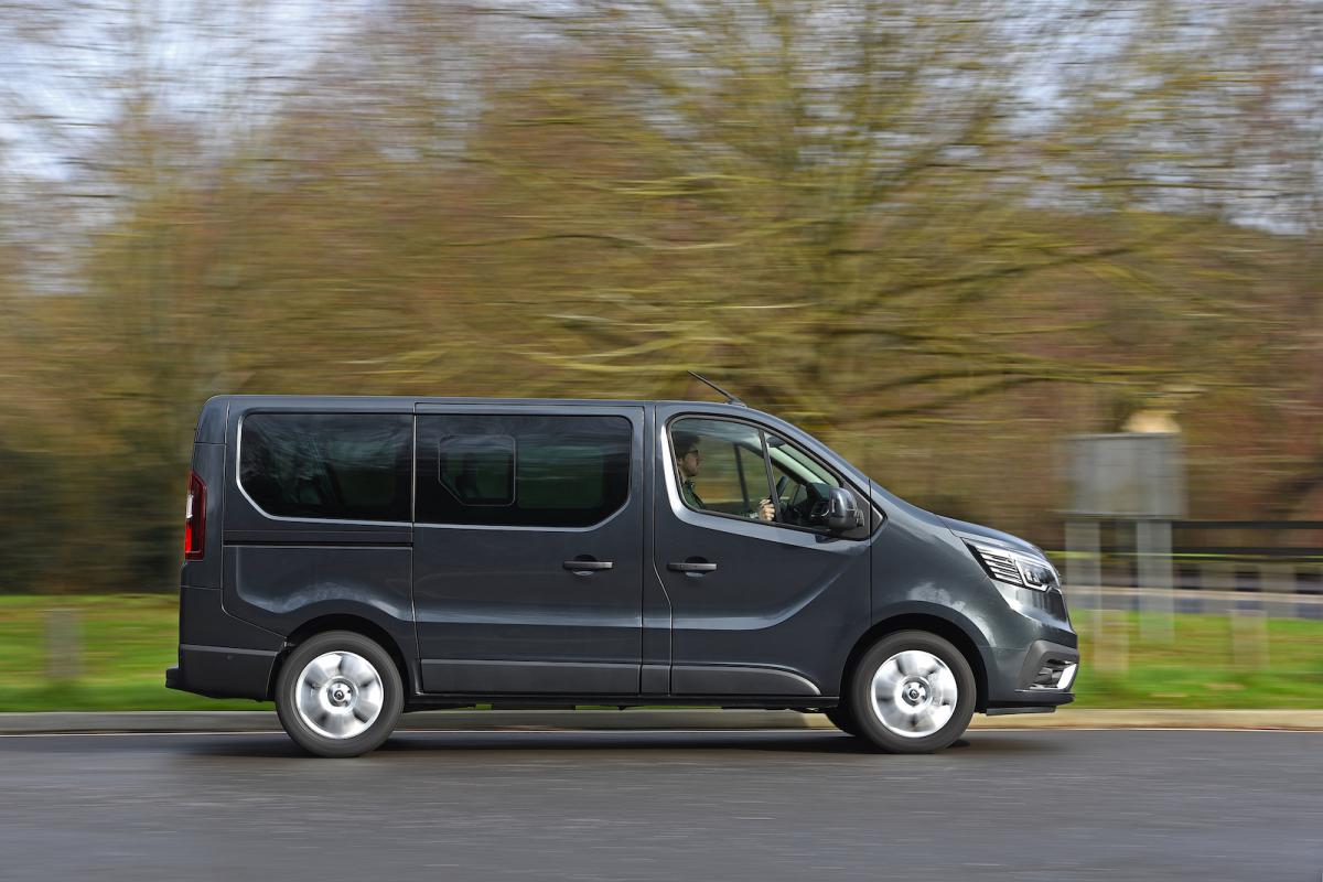 Renault Trafic Passenger 2022 right tracking