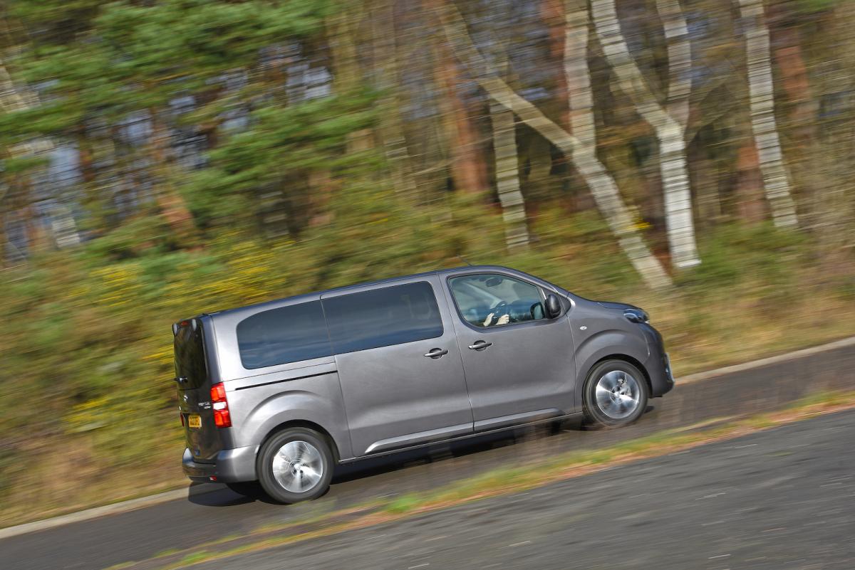 Toyota Proace Verso 2022 right tracking