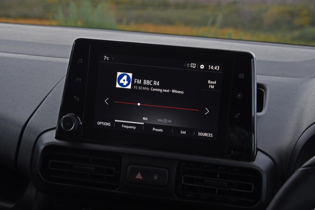 Vauxhall Combo-e Life 2022 interior infotainment