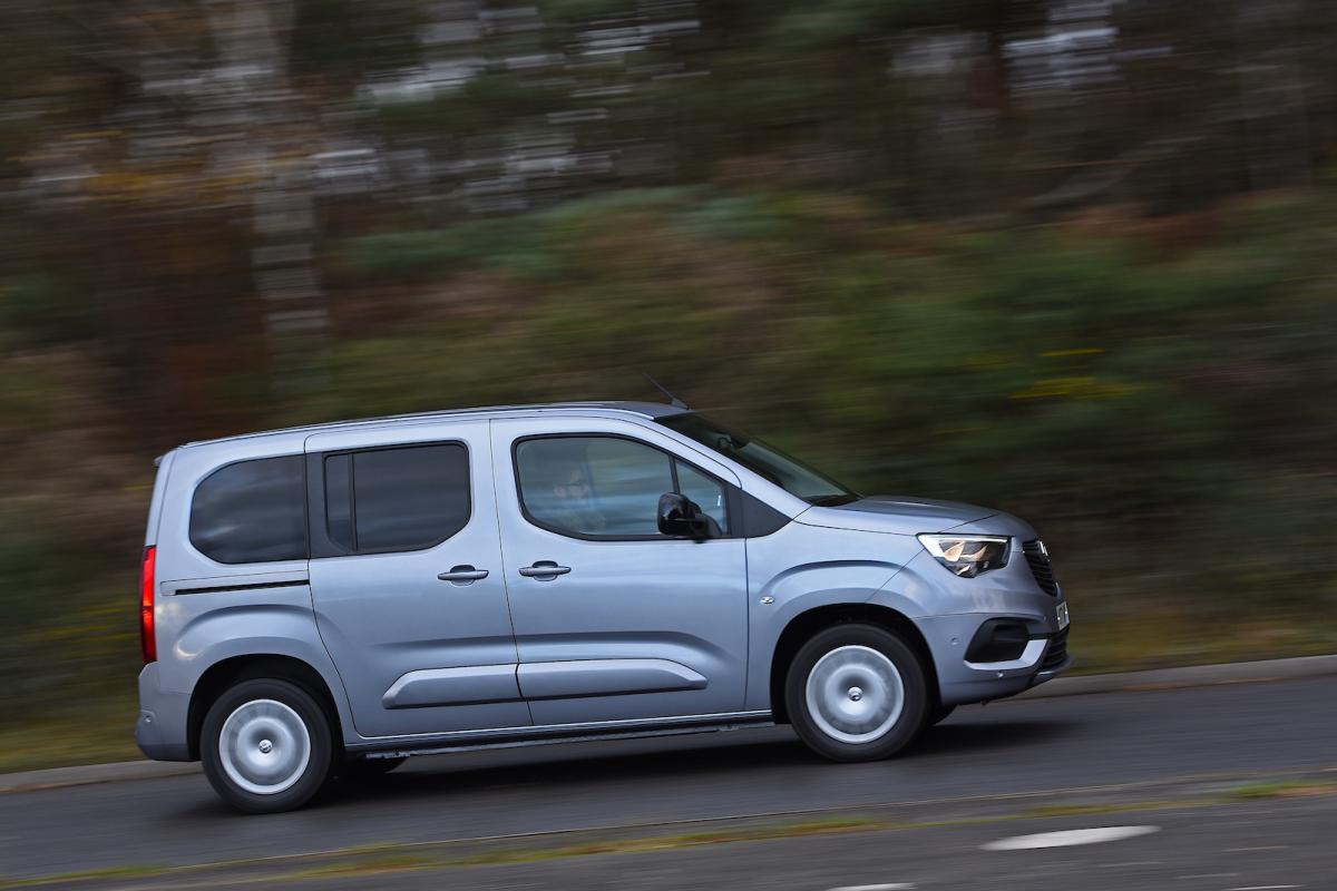 Vauxhall Combo-e Life 2022 right tracking