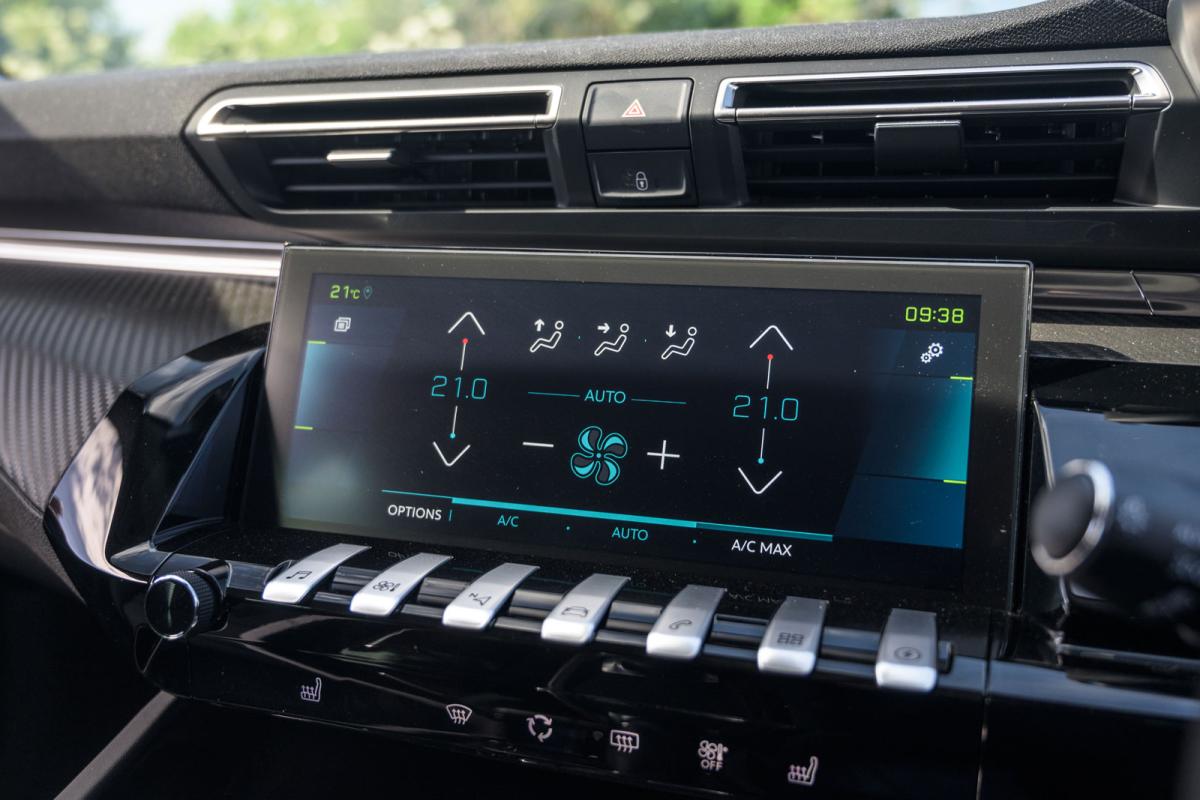 Peugeot 508 SW 2021 interior infotainment