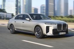 BMW 7 Series driving front right