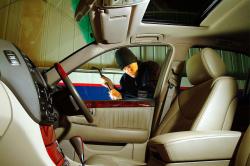 Car-thief-breaking-into-car
