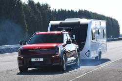 Kia EV9 brake test while towing a caravan