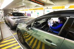 Kia Sportage and Peugeot e-3008 on Eurotunnel train