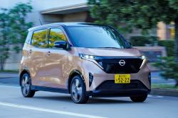 Nissan Sakura front driving