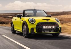 Mini Convertible 2021 front right tracking roof down