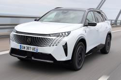Peugeot e-5008 front left driving