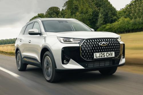 Silver Chery Tiggo 7 driving lead