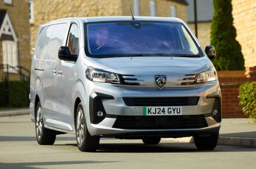 Peugeot e-Expert front right driving
